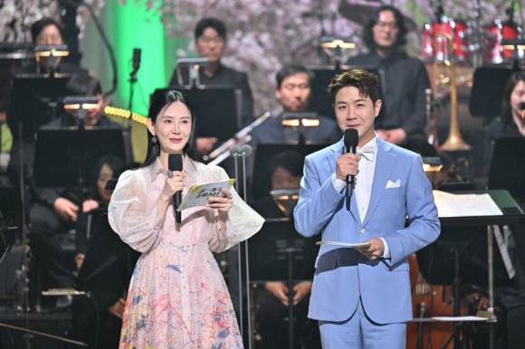 'K-가곡 슈퍼스타' 진행을 맡은 배우 채시라 [사진=KBS ]