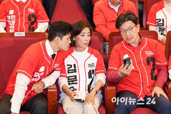 권성동(오른쪽부터), 나경원 국민의힘 공동선거대책위원장과 김용태 비상대책위원장이 3일 국회 도서관에 마련된 제21대 대통령선거 국민의힘 개표상황실에서 휴대폰을 보고 있다. [사진=정소희 기자]