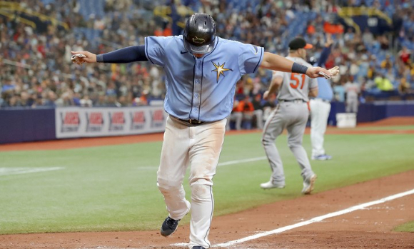 MLB 탬파베이에서 뛰고 있는 최지만이 11일(한국시간) 열린 볼티모어와 홈 경기 7회말 홈으로 들어오며 득점을 올리고 있다. [사진=뉴시스]