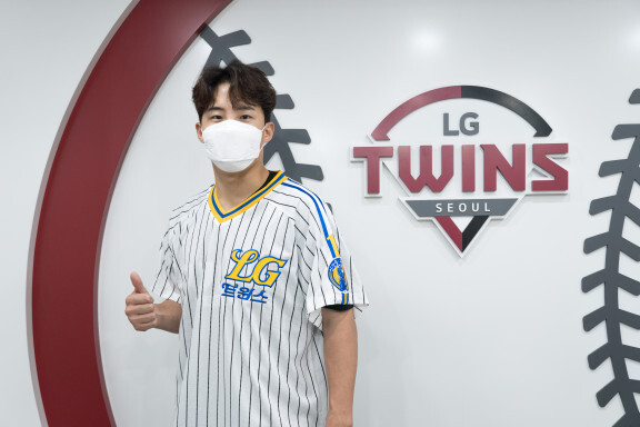 LG 트윈스는 9번째 플레이어 유니폼 주인공으로 임찬규(투수)를 선정했다. 임찬규 플레이어 유니폼은 3일 출시됐다. 임찬규가 해당 유니폼을 착용하고 포즈를 취했다. [사진=LG 트윈스]