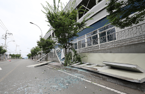 3일 경북 영천시 금호읍 구암리 채신공단 내 화장품 원료 제조공장에서 불이 나며 크고 작은 폭발이 계속되는 가운데 관계 당국이 진화 상황을 주시하고 있다. 2025.8.3 [사진=연합뉴스]
