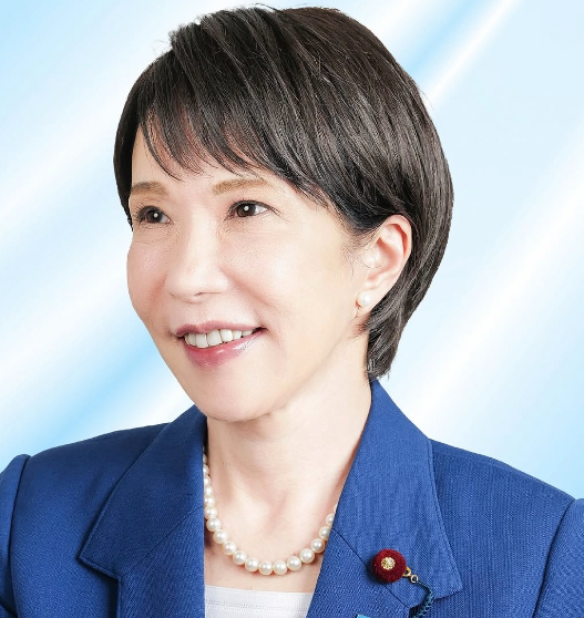 다카이치 사나에 일본 총리가 지난 21일 검은색 도트백을 들고 도쿄 총리 관저에 들어서고 있다. [사진=일본 총리 관저 홈페이지]