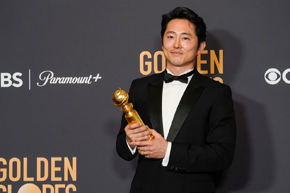넷플릭스 드라마 '성난 사람들'에 출연한 한국계 미국인 배우 스티븐 연(41)이 제81회 골든글로브 TV미니시리즈 부문에서 남우주연상을 수상했다. [사진=뉴시스]