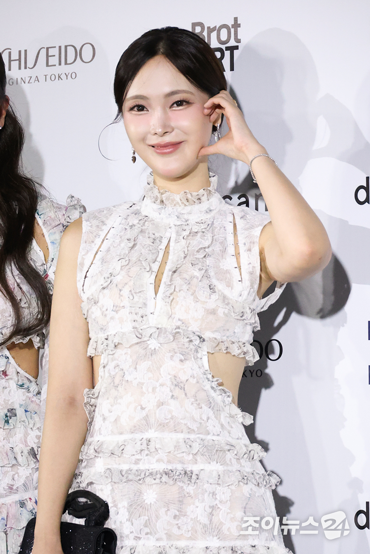 미스코리아 한경진, 신혜지가 1일 오후 서울 중구 동대문디자인플라자에서 진행된 2027 S/S 서울패션위크 '두칸' 컬렉션에 참석해 포즈를 취하고 있다. [사진=문수지 기자]