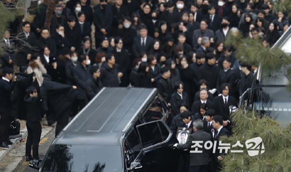 故이선균의 발인이 29일 오전 서울 연건동 서울대학교병원 장례식장에서 엄수됐다. [사진=사진공동취재단]