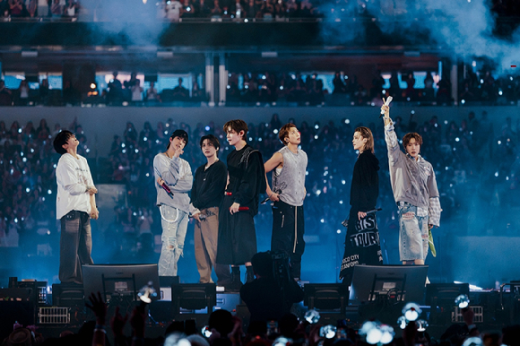 방탄소년단이 미국 캘리포니아주 소파이 스타디움(SoFi Stadium)에서 'BTS WORLD TOUR &lsquo;ARIRANG&rsquo; IN LOS ANGELES' 공연을 하고 있다. [사진=빅히트뮤직]