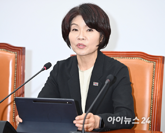 한정애 더불어민주당 신임 정책위의장이 5일 오전 서울 여의도 국회에서 열린 원내대책회의에서 발언하고 있다. [사진=곽영래 기자]