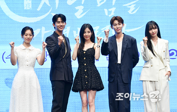 배우 권한솔, 그룹 2PM 옥택연, 소녀시대 서현, 배우 서범준, 지혜원이 11일 오후 서울 구로구 신도림동 더세인트에서 진행된 KBS2 새 수목드라마 '남주의 첫날밤을 가져버렸다' 제작발표회에 참석해 포즈를 취하고 있다. [사진=문수지 기자]