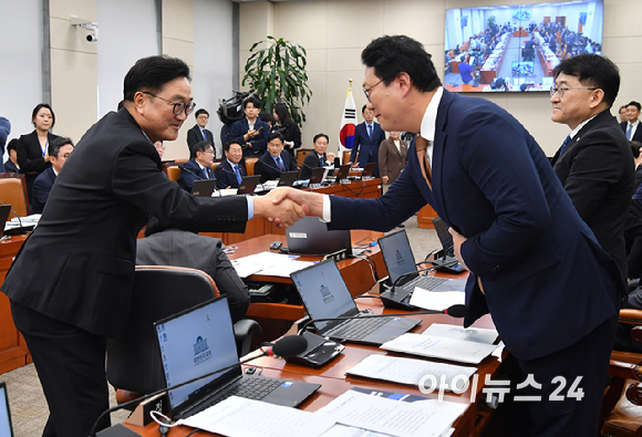 우원식 국회의장이 13일 오전 서울 여의도 국회에서 열린 기획재정위원회 국정감사장을 찾아 국감 위원 및 직원들을 격려하고 있다. [사진=곽영래 기자]