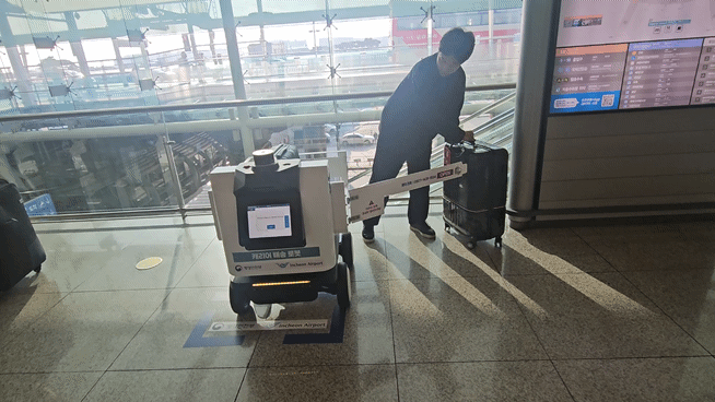 캐리어 배송로봇이 24일 오전 인천국제공항에서 장애물과 캐리어를 든 승객을 피해 주행하고 있다. [사진=설재윤 기자]