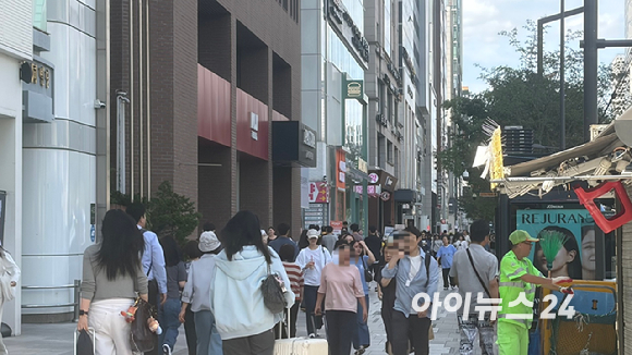 9일 오후 서울 강남대로에 치폴레 강남점 앞에서 방문객들이 입장을 기다리고 있다. 바로 옆에는 쉐이크쉑이 자리 잡고 있다. [사진=진광찬 기자]