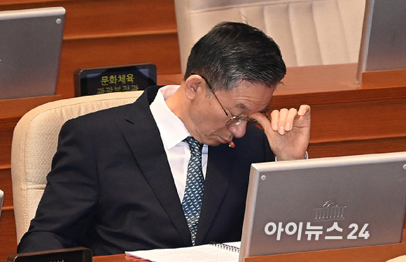 정성호 법무부 장관이 15일 서울 여의도 국회에서 열린 본회의에서 '정치' 분야 관련 대정부질문에서 생각에 잠겨 있다. [사진=곽영래 기자]