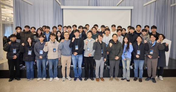 지난달 18일 진행된 SK텔레콤 컨소시엄 '2025 파운데이션 모델 테크 워크숍' 참가자들의 기념 사진 촬영 모습. [사진=SKT]
