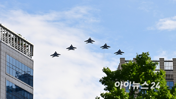 건군 76주년 국군의 날 기념행사가 1일 오후 서울 중구 광화문 거리 일대에서 진행되는 가운데 첨단 무기들이 시가행진을 벌이고 있다. [사진=곽영래 기자]