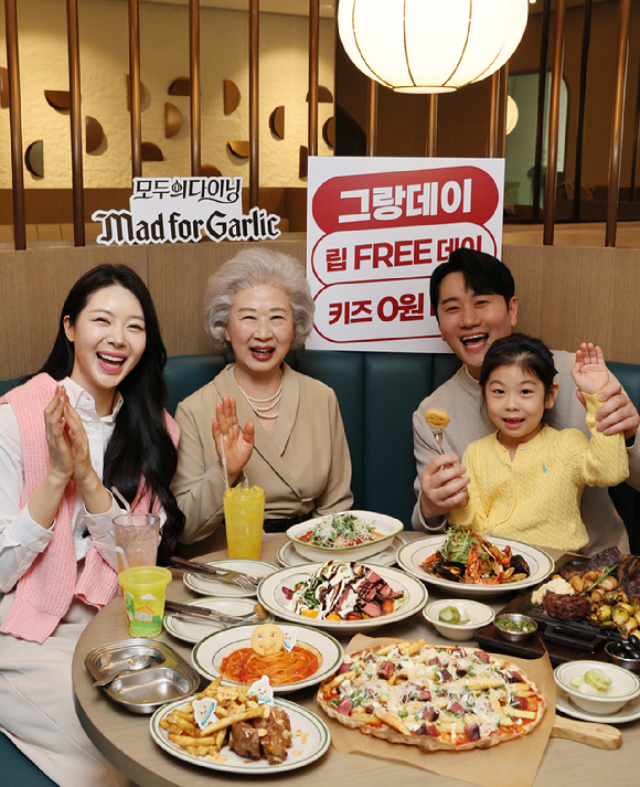 엠에프지코리아(MFG KOREA)가 24일 서울 매드포갈릭 영등포타임스퀘어점에서 모두의 다이닝 매드포갈릭 2026년 브랜드 미션 '매드포패밀리'를 공식 선언했다. 모델들이 포즈를 취하고 있다. [사진=매드포갈릭]