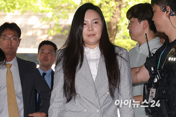 300억원대 사기 혐의를 받는 차가원 피아크그룹 회장 겸 원헌드레드 대표가 3일 오전 서울 서초구 서울중앙지방법원에서 열린 구속 전 피의자 심문(영장실질심사)에 출석하고 있다. 2026.08.03 [사진=사진공동취재단]