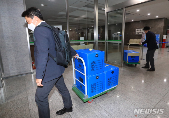 서울중앙지검 대장동 개발 의혹 사건 전담수사팀이 15일 오후 경기도 성남시청에서 대장동 개발사업의 특혜 의혹과 관련한 압수수색을 마친 뒤 압수품을 옮기고 있다. [사진=뉴시스]