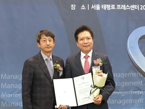 도건우 대구테크노파크 원장(오른쪽)이 ‘2024 대한민국 가치경영대상’ 수상 후 기념촬영을 하고 있다. [사진=대구테크노파크]