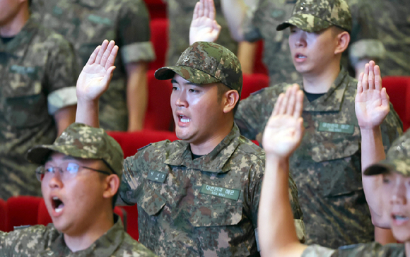 이재용 삼성전자 회장과 홍라희 삼성미술관 리움 명예관장이 28일 경남 창원 진해 해군사관학교에서 열린 이지호 씨의 해군 학사사관후보생 139기 임관식에 참석했다. [사진=국방홍보원 KFN 공식 유튜브 캡처]