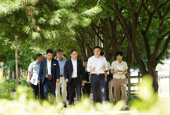 박은식 산림청장 등이 6일 경기도 평택시 통복천 일원에 조성된 &lsquo;도시바람길숲&rsquo;을 걷고 있다. [사진=산림청]