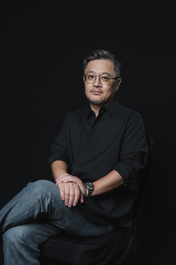 '메이드 인 코리아 시즌2' 우민호 감독이 인터뷰에 앞서 사진 촬영을 하고 있다. [사진=월트디즈니 컴퍼니 코리아]