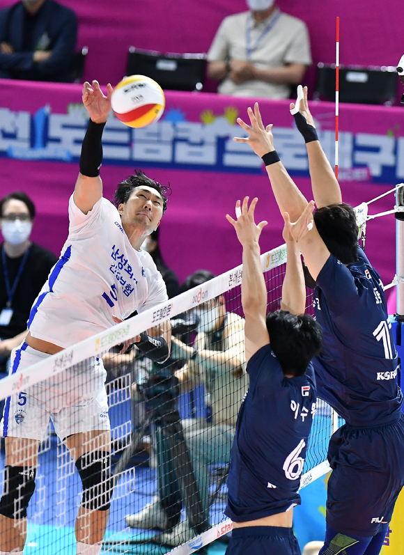 삼성화재 고준용(왼쪽)이 26일 열린 대한항공과 2022 순천&middot;도드람컵 프로배구대회 남자부 B조 조별리그 최종전 도중 상대 블로킹 사이로 스파이크를 시도하고 있다. [사진=한국배구연맹(KOVO)]