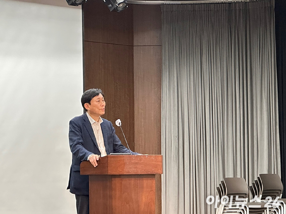 고진 디지털플랫폼정부위원회 위원장은 5일 오후 서울 명동 은행회관에서 '초거대 AI 시대, 데이터, AI 법의 이슈와 과제'를 주제로 열린 제 1회 AID(AI, Information, Data) 학회 학술 대회에서 기조연설을 진행하고 있다. [사진=박진영 기자]