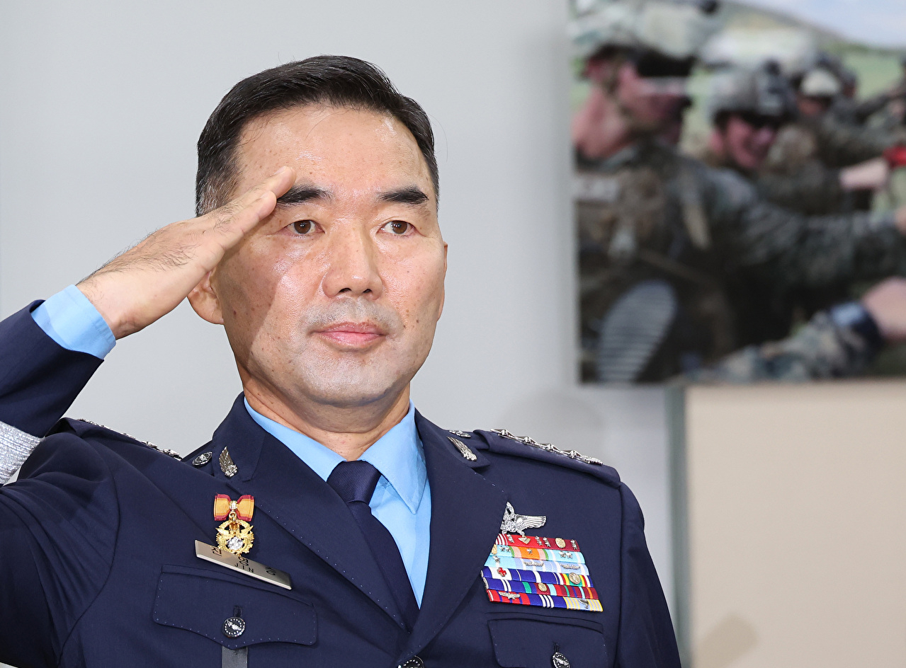 진영승 합동참모의장 후보자가 24일 서울 여의도 국회 국방위원회 전체회의에서 열린 인사청문회에서 경례하고 있다. 2025.9.24 [사진=연합뉴스]