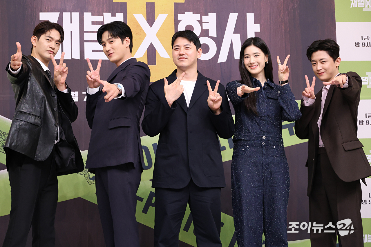 배우 김상준, 안보현, 김재홍 PD, 정은채, 김신비가 4일 오전 서울 양천구 목동 SBS에서 진행된 SBS 새 금토드라마 '재벌X형사2' 제작발표회에 참석해 포즈를 취하고 있다. [사진=문수지 기자]