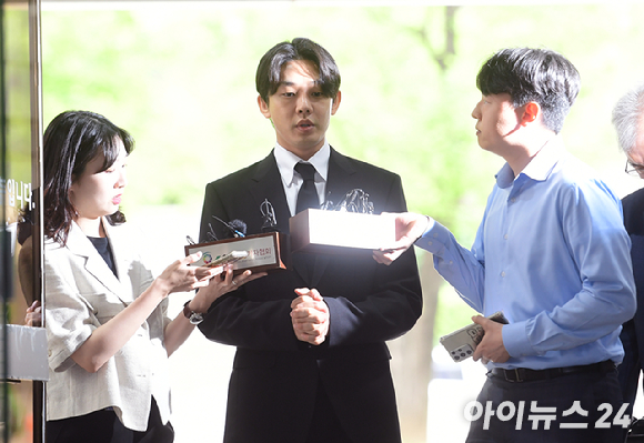 마약류 상습 투약 혐의를 받는 배우 유아인(본명 엄홍식)이 27일 서울 마포구 서울경찰청 마약범죄수사대에서 경찰 조사를 마치고 경찰청을 나서고 있다. [사진=아이뉴스24 포토DB]
