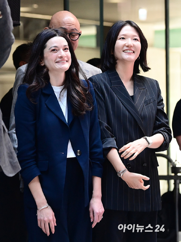 젠슨 황 엔비디아 최고경영자(CEO)가 8일 경기도 성남시 정자동에 위치한 네이버 1784 사옥에 방문했다. 황 CEO의 장녀 메디슨 황 엔비디아 옴니버스&middot;로보틱스 제품 마케팅 수석이사와 최수연 네이버 대표가 이야기를 나누고 있다. [사진=정소희 기자]