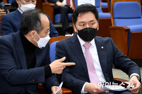 김기현 국민의힘 원내대표와 추경호 원내수석부대표가 11일 국회에서 열린 의원총회에서 대화를 하고 있다. [사진=김성진 기자]