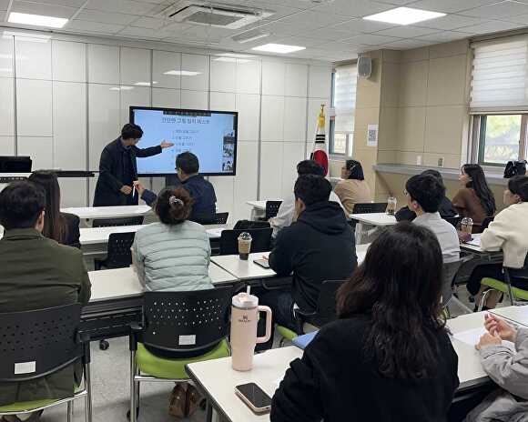 지난 24일 평택 지역 중등 특수교사를 대상으로 ‘평택 특수학급 고교학점제의 이해와 적용 연수’를 하고 있다. [사진=평택교육지원청]