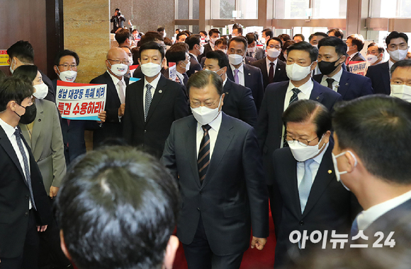문재인 대통령이 2022년도 예산안 시정연설을 위해 25일 서울 여의도 국회에 들어서고 있다.