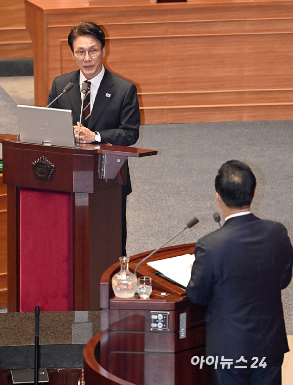 김민석 국무총리가 15일 서울 여의도 국회에서 열린 본회의에서 '정치' 분야 관련 대정부질문에서 더불어민주당 박성준 의원의 질의에 답변하고 있다. [사진=곽영래 기자]