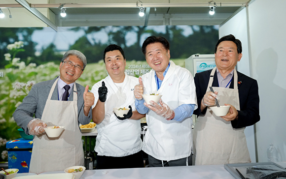 정호영 스타세프(왼쪽에서 두 번째)가 제주 특산물 메밀 요리를 만들어 시식 행사를 진행하고 있다. [사진=제주특별자치도 ]