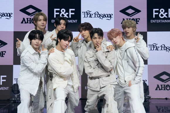 [종합] &apos;컴백&apos; 아홉, 어른 향한 성장통…흔들리는 &apos;러프 청춘&apos;