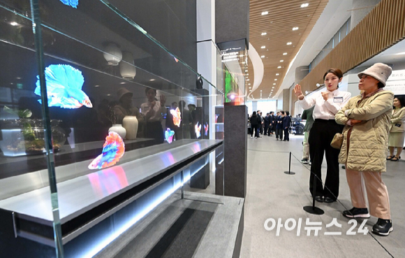 18일 경기 수원시 영통구 수원컨벤션센터에서 열린 '제57기 삼성전자 정기주주총회'에서 주주들이 투명 마이크로 LED를 보고 있다. [사진=곽영래 기자]