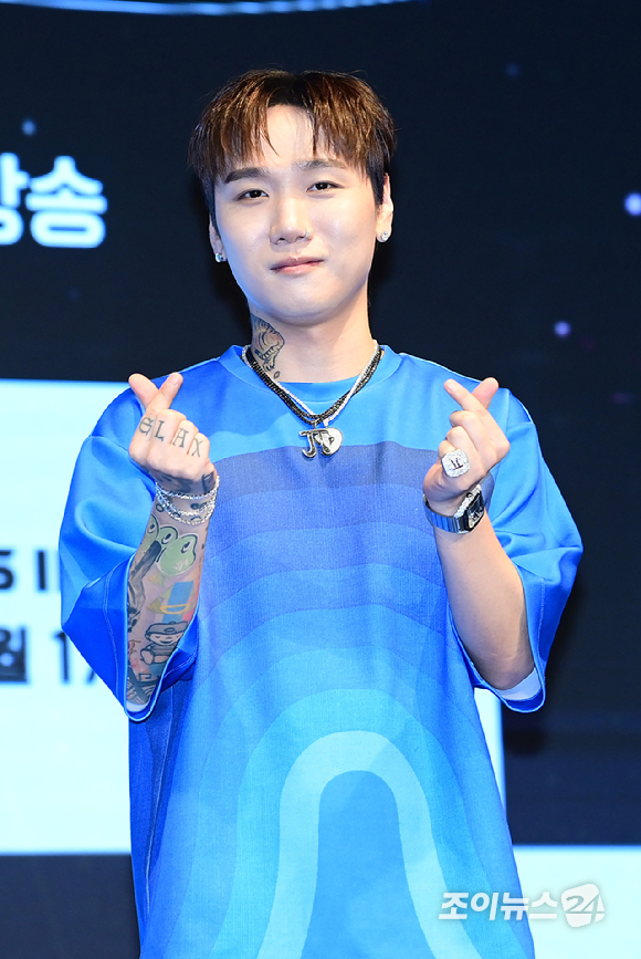 래퍼 저스디스가 16일 오전 서울 구로구 더 세인트에서 열린 Mnet 새 예능프로그램 '보이즈2 플래닛' 제작발표회에 K&C 공통 마스터로 참석하고 있다. [사진=정소희 기자]