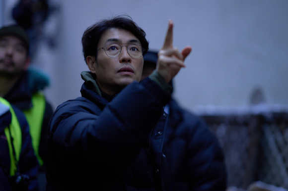 류승완 감독이 영화 '휴민트' 촬영 현장에서 연출 지휘를 하고 있다. [사진=NEW]