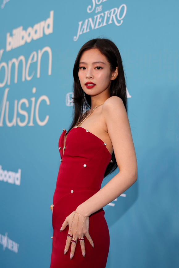 블랙핑크 멤버 로제와 팝스타 브루노 마스의 듀엣곡 '아파트(APT.)'가 영국 싱글차트에서 롱런하고 있다. 사진은 소속사 제공. [사진=더블랙레이블]