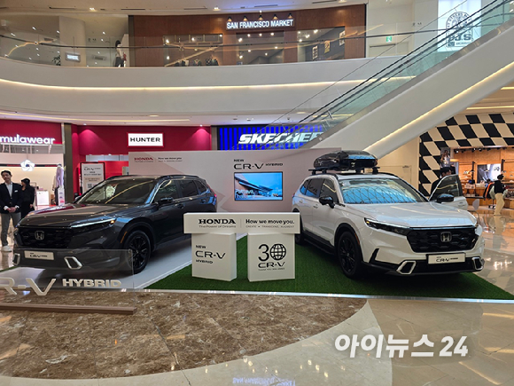 21일 경기도 하남시 스타필드 하남에서 열린 '혼다 뉴 CR-V 하이브리드 익스피리언스 위크(Honda New CR-V Hybrid Experience Week)' 팝업 전시장에 전시된 혼다 '2026년형 뉴 CR-V 하이브리드'. [사진=김종성 기자]