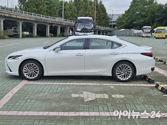 렉서스 ES 300h 측면. [사진=홍성효 기자]