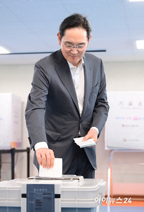 제9회 전국동시지방선거 사전투표 첫날인 29일 오전 서울 용산구 한남동 주민센터에 마련된 사전투표소에서 이재용 삼성전자 회장이 투표를 하고 있다. [사진=정소희 기자]