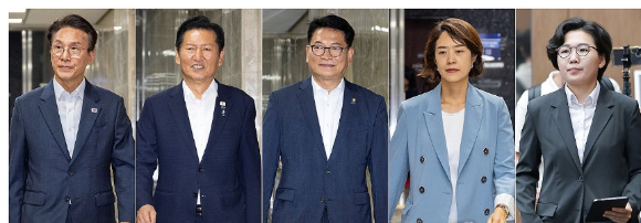 더불어민주당 8&middot;17 전당대회에서 당 대표 경선에 출마한 김민석 전 총리(왼쪽부터), 정청래 전 대표, 송영길 의원, 고민정 의원이 14일 국회에서 열린 의원총회에 참석하고 있다. [사진=연합뉴스]