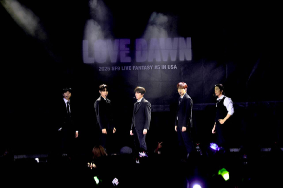 SF9이 '2025 SF9 LIVE FANTASY #5 LOVE DAWN IN EUROPE & USA'(2025 SF9 라이브 판타지 #5 러브 던 인 유럽 & 유에스에이) 투어에서 무대를 꾸미고 있다. [사진=FNC엔터테인먼트]