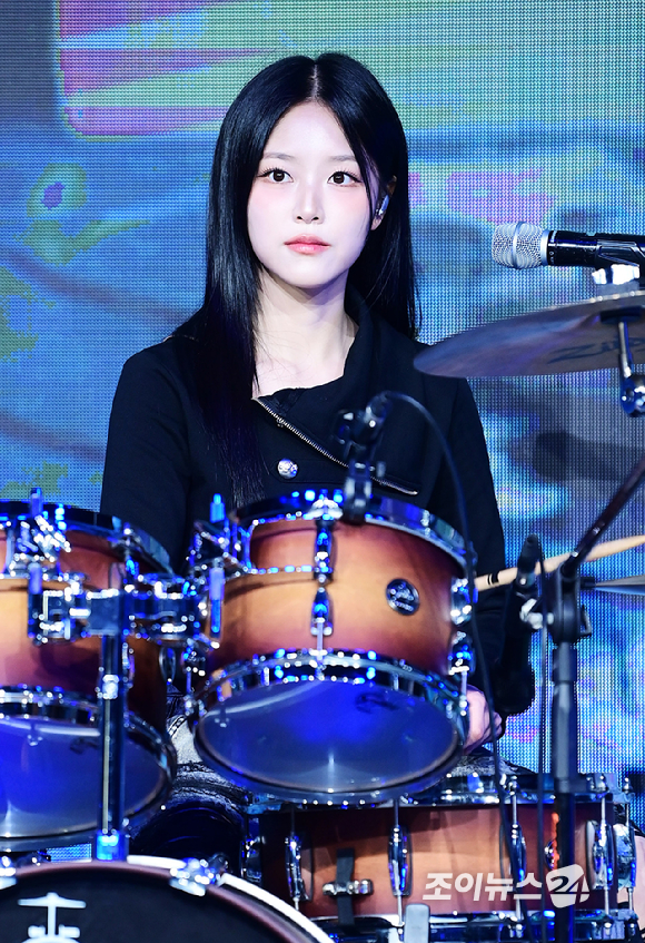 밴드 레이턴시 현진이 18일 오후 서울 마포구 상암동 쇼킹케이팝센터에서 열린 레이턴시(LATENCY) 첫 미니앨범 '레이트 오'클락'(LATE O'CLOCK) 쇼케이스에서 무대를 선보이고 있다. [사진=정소희 기자]