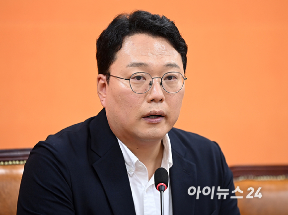 천하람 개혁신당 원내대표가 28일 오전 서울 여의도 국회에서 열린 이준석 대표의 자택 압수수색 관련 긴급 기자회견에서 발언하고 있다. [사진=곽영래 기자]