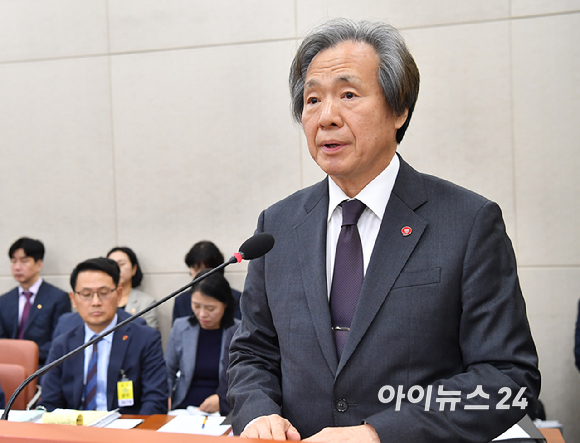 정기석 국민건강보험공단 이사장이 17일 국회 보건복지위에서 열린 2025년도 건강보험공단과 건강보험 심평원에 대한 국정감사에서 업무보고를 하고 있다. [사진=곽영래 기자]
