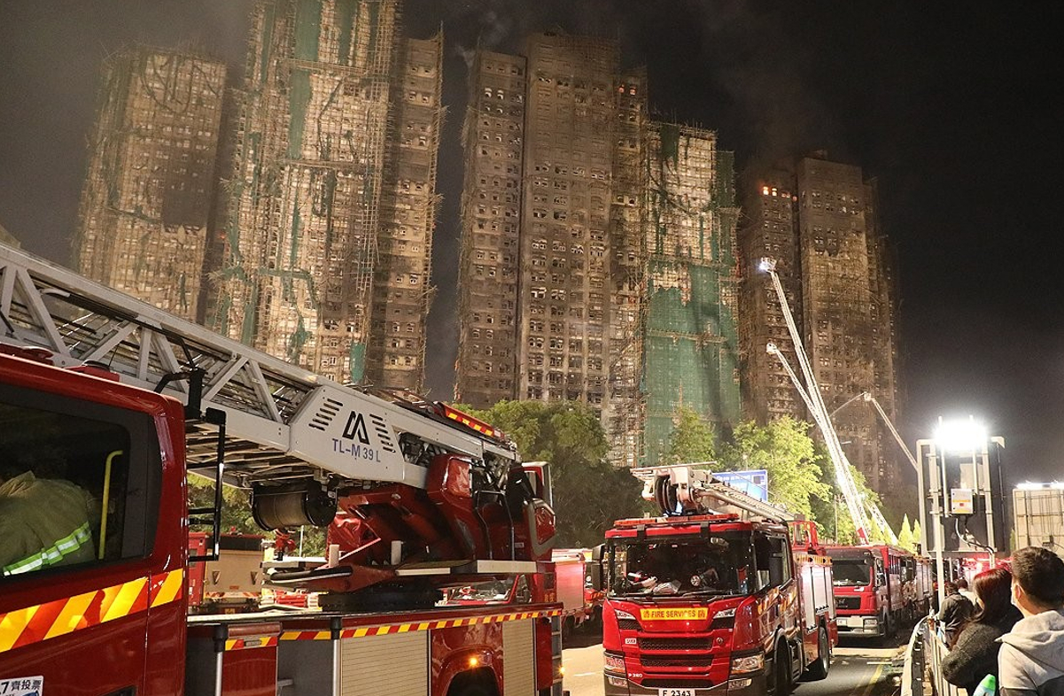 지난달 27일(현지시간) 오후 9시 15분께 홍콩 주민들이 북부 타이포의 고층 아파트 단지 '웡 푹 코트'(Wang Fuk Court) 인근에서 화재가 진압되는 모습을 지켜보고 있다. 2025.11.28 [사진=연합뉴스]